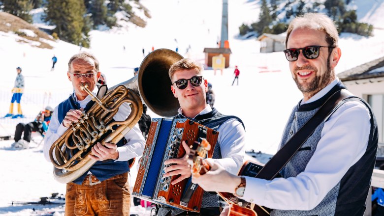 Trio Vino beim Trachtengwand Skitag 2023 , © Fred Lindmoser